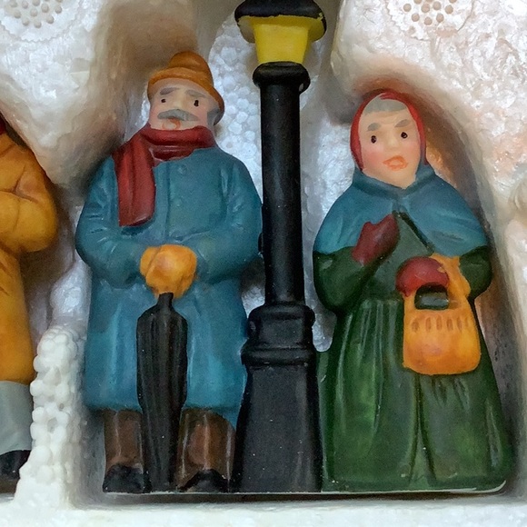 Dickens Carolers’ Heritage Village Collection  Porcelain figures set of 3. - Picture 6 of 11